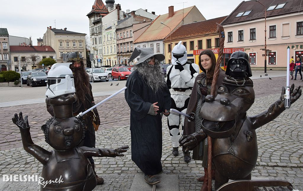 Trzy światy na ulicy 11 Listopada