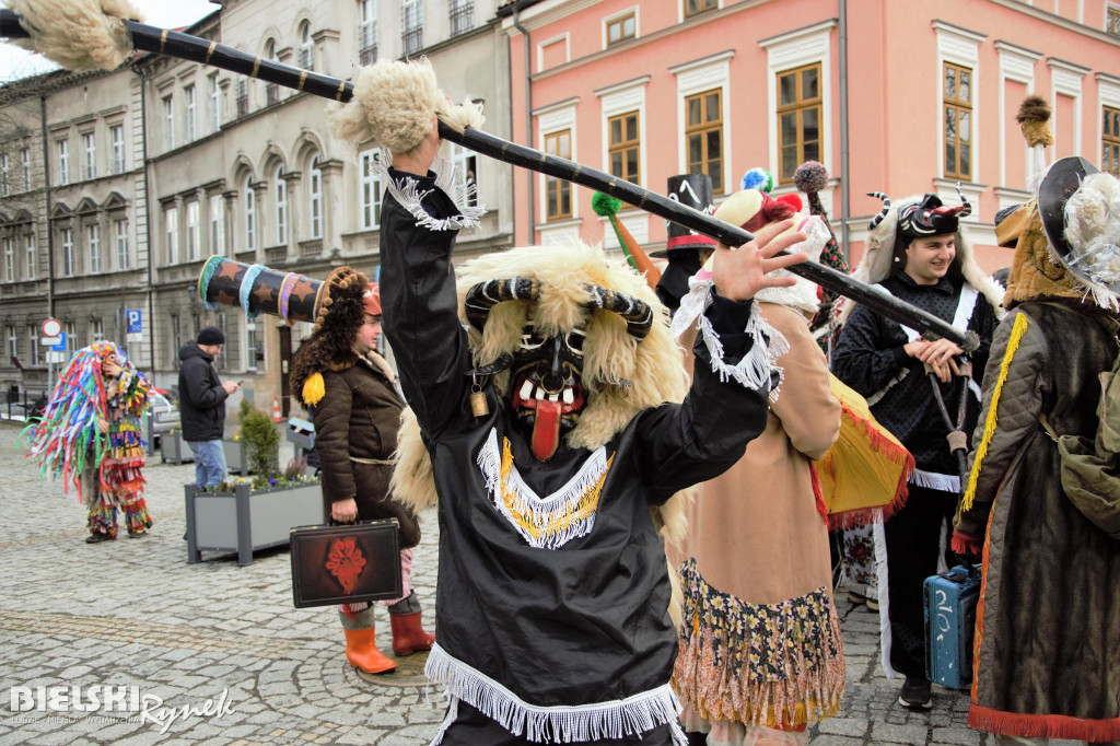 Barwny korowód kolędników na ulicach Bielska-Białej