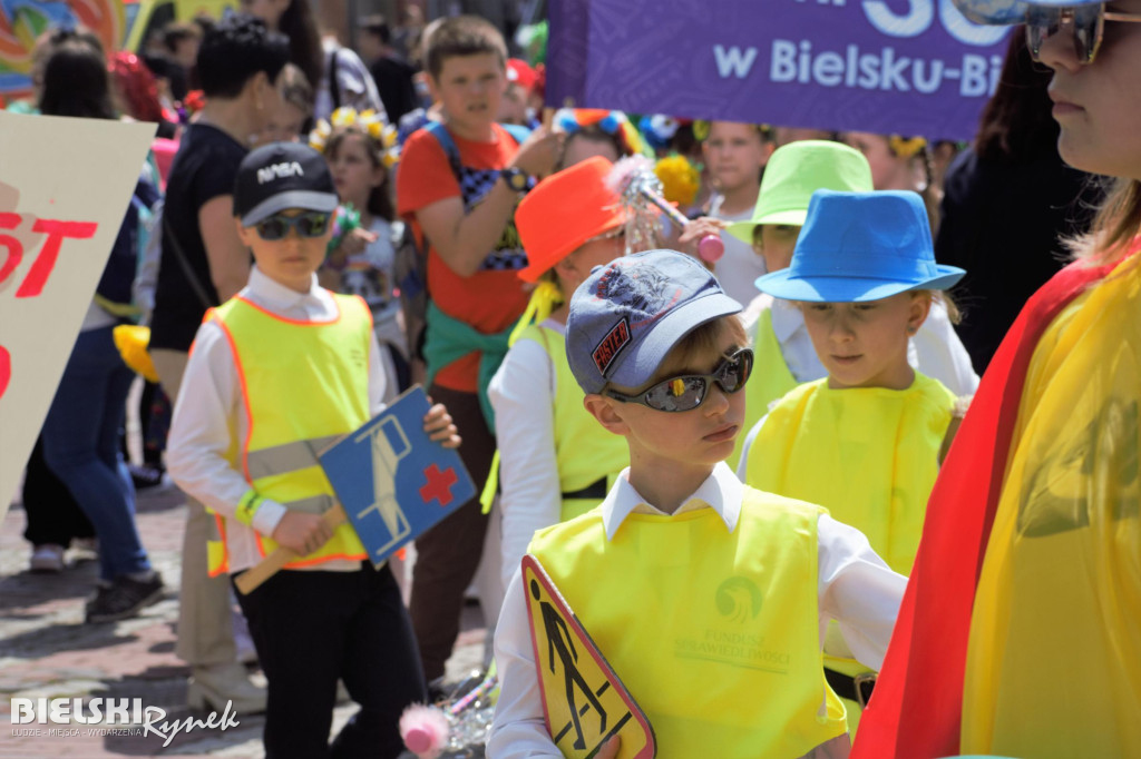 Barwny korowód z okazji Dni Bezpieczeństwa w Bielsku-Białej