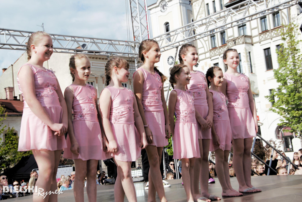 40 grup tanecznych na placu Wojska Polskiego