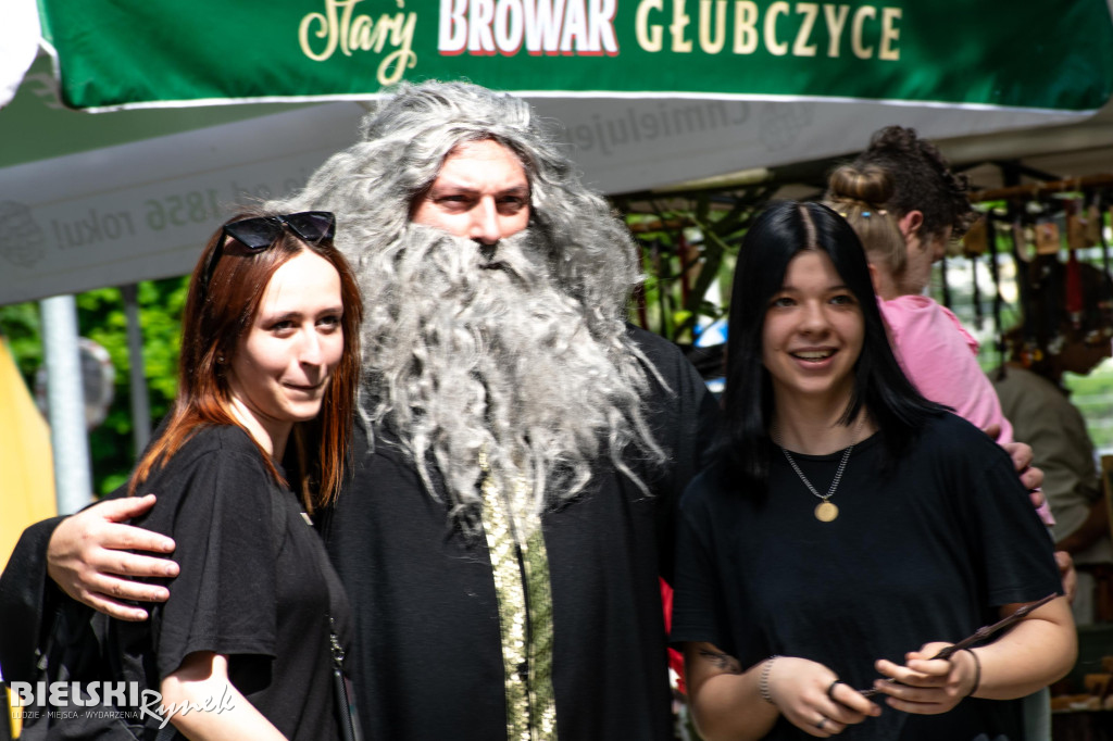 Szczęk oręża i wystrzały w parku Słowackiego