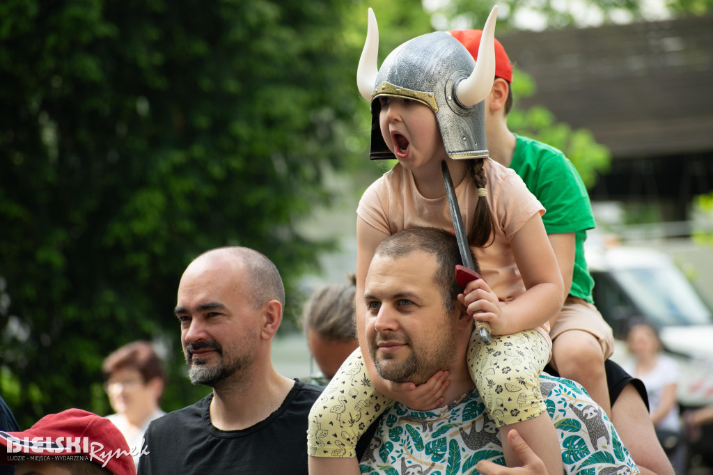 Szczęk oręża i wystrzały w parku Słowackiego