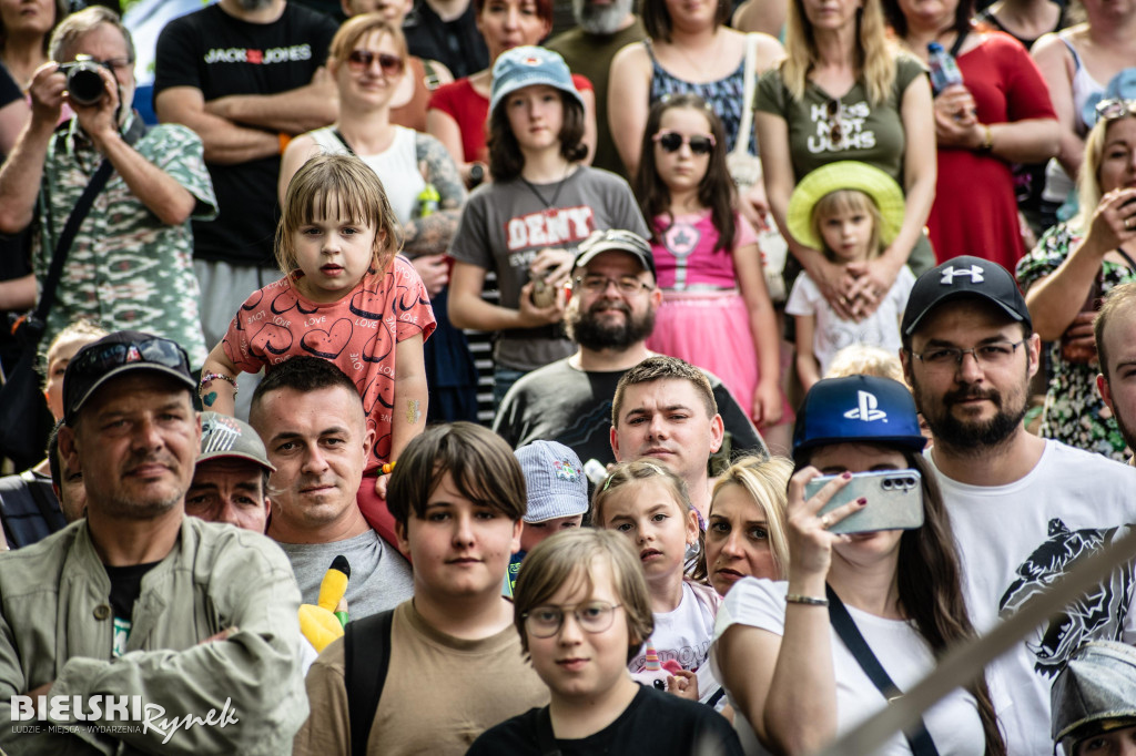 Szczęk oręża i wystrzały w parku Słowackiego