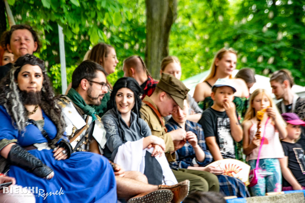 Szczęk oręża i wystrzały w parku Słowackiego