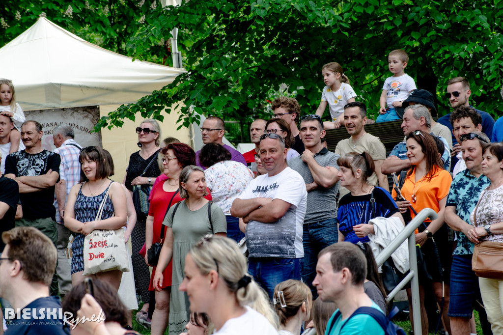 Szczęk oręża i wystrzały w parku Słowackiego