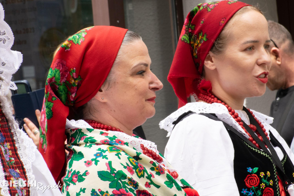 Barwny i rozśpiewany korowód na ulicach miasta