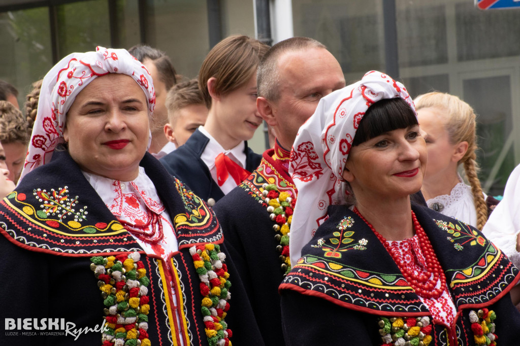 Barwny i rozśpiewany korowód na ulicach miasta