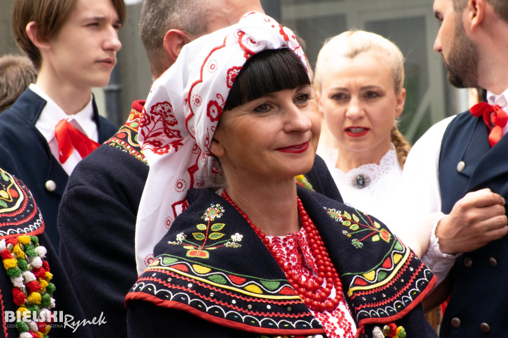 Barwny i rozśpiewany korowód na ulicach miasta
