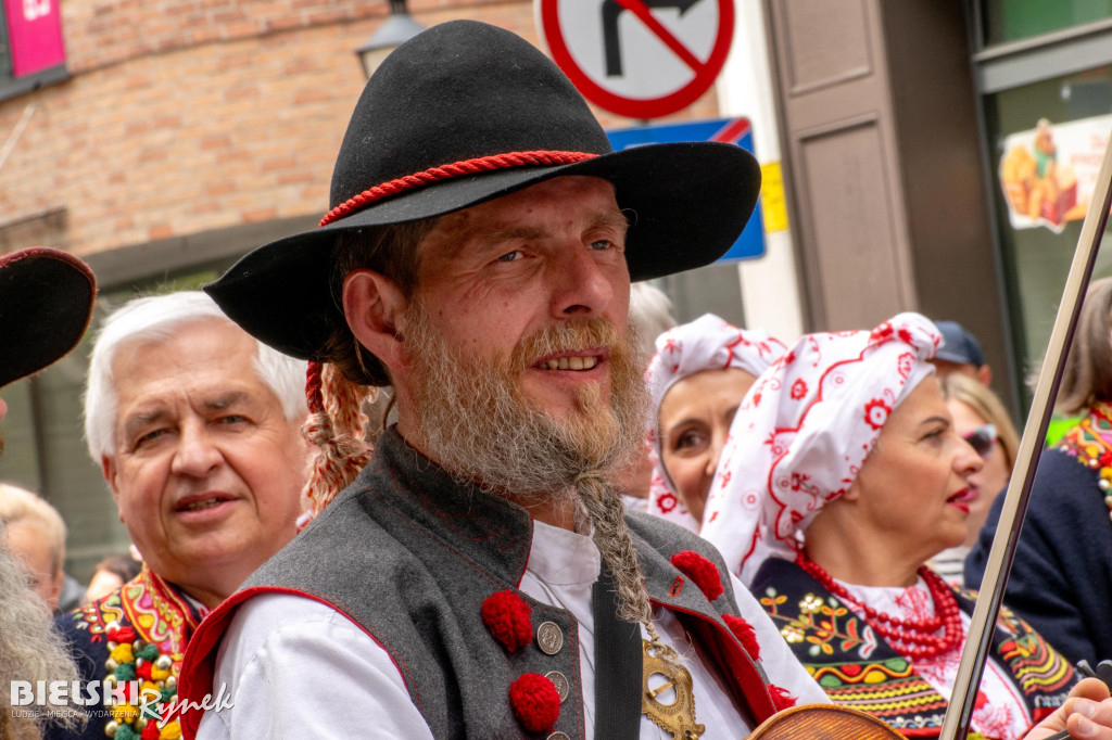 Barwny i rozśpiewany korowód na ulicach miasta