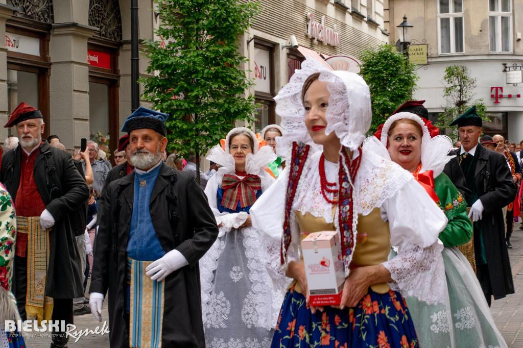 Barwny i rozśpiewany korowód na ulicach miasta