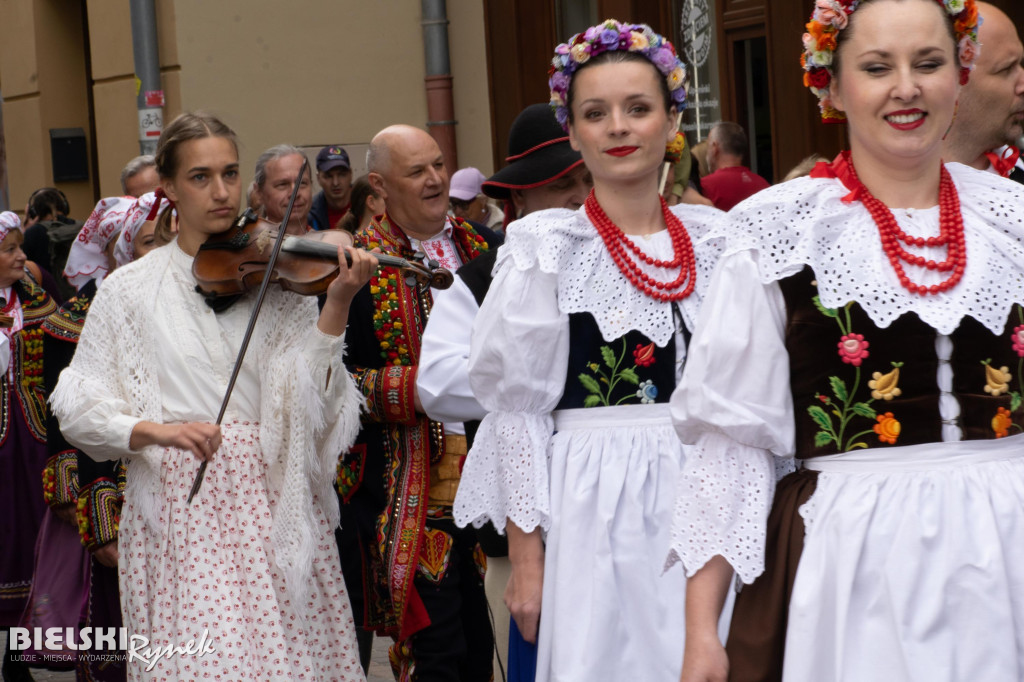 Barwny i rozśpiewany korowód na ulicach miasta
