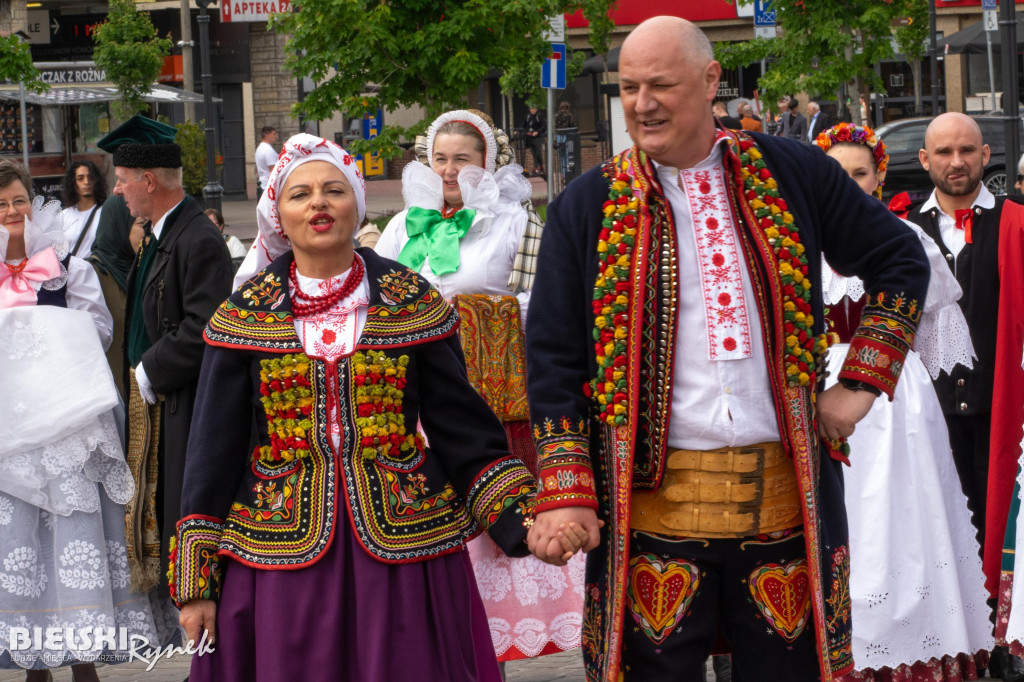 Barwny i rozśpiewany korowód na ulicach miasta