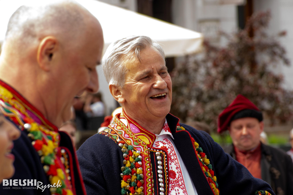 Barwny i rozśpiewany korowód na ulicach miasta