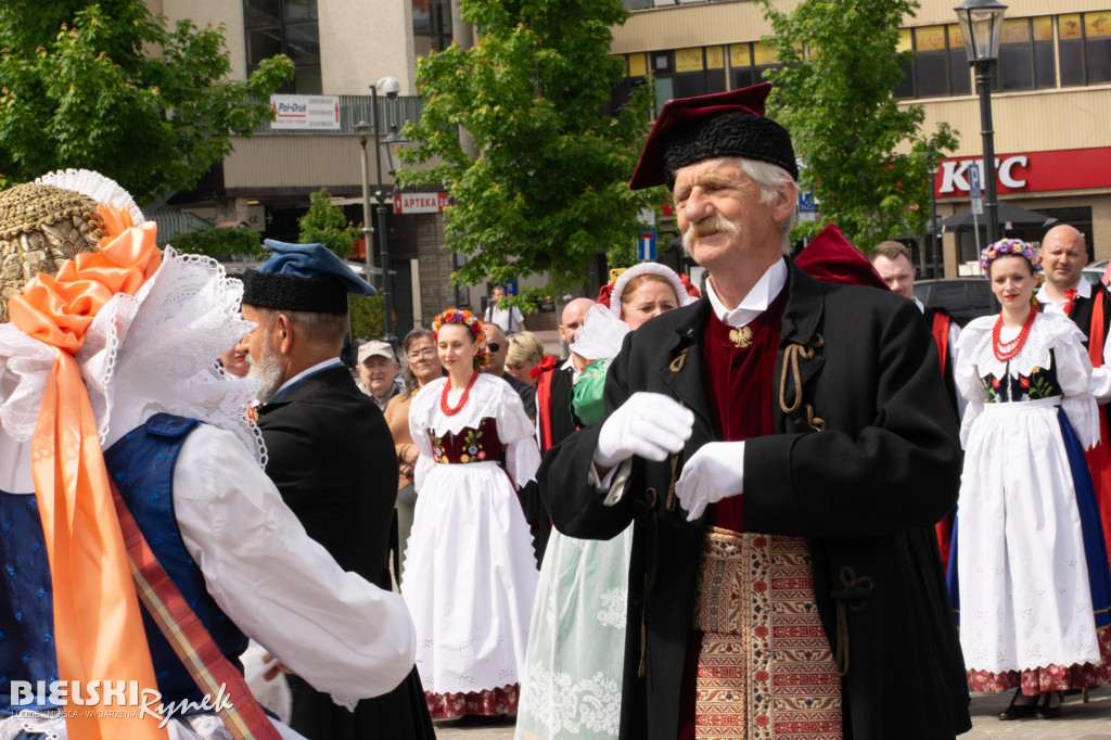 Barwny i rozśpiewany korowód na ulicach miasta