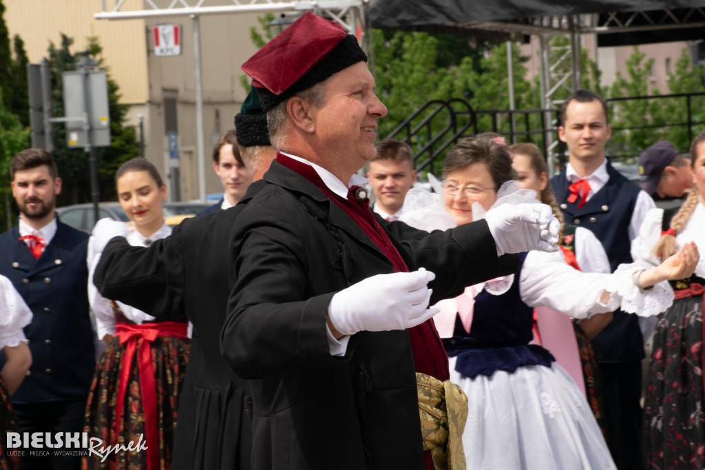 Barwny i rozśpiewany korowód na ulicach miasta