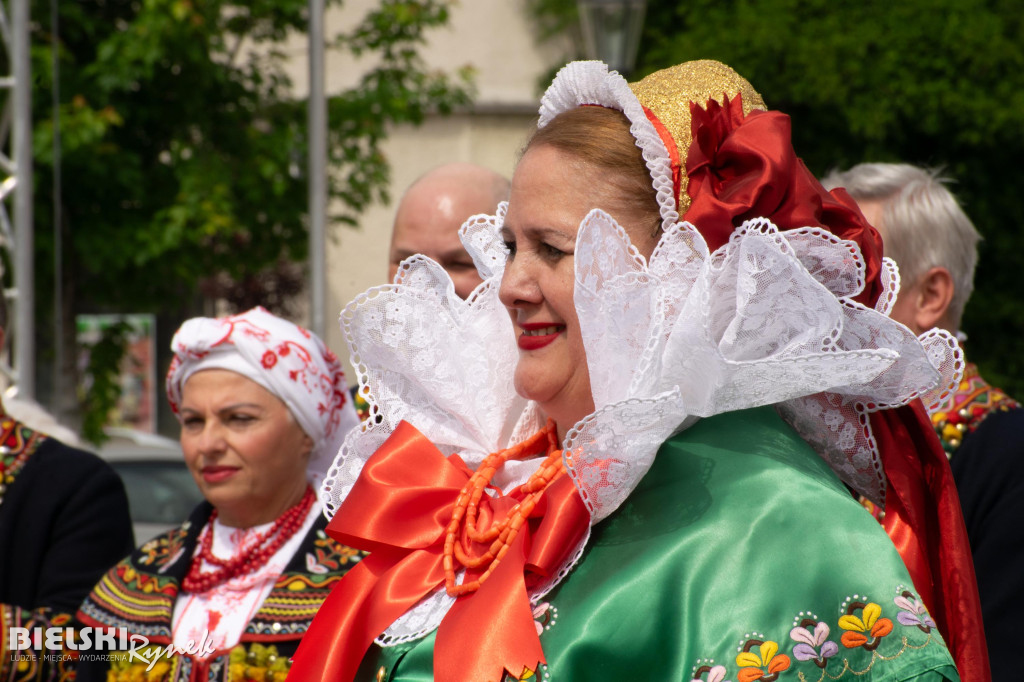Barwny i rozśpiewany korowód na ulicach miasta