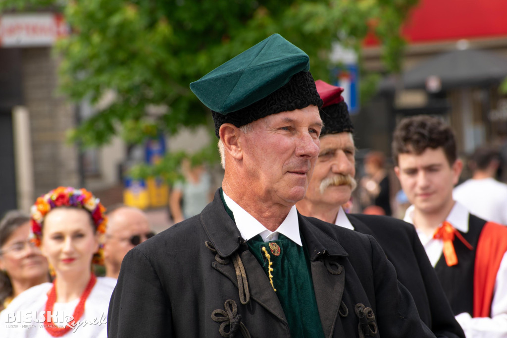 Barwny i rozśpiewany korowód na ulicach miasta