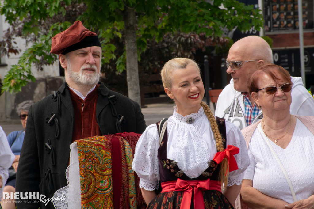 Barwny i rozśpiewany korowód na ulicach miasta