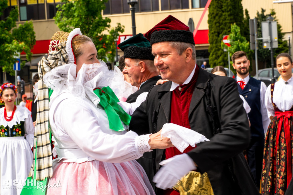 Barwny i rozśpiewany korowód na ulicach miasta