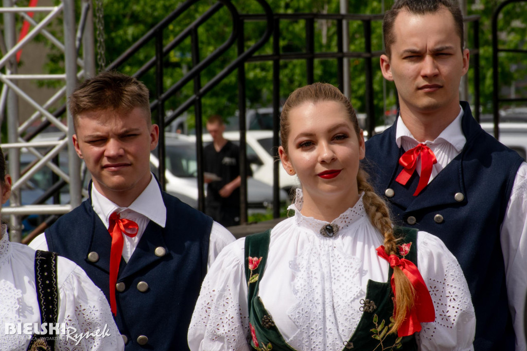Barwny i rozśpiewany korowód na ulicach miasta