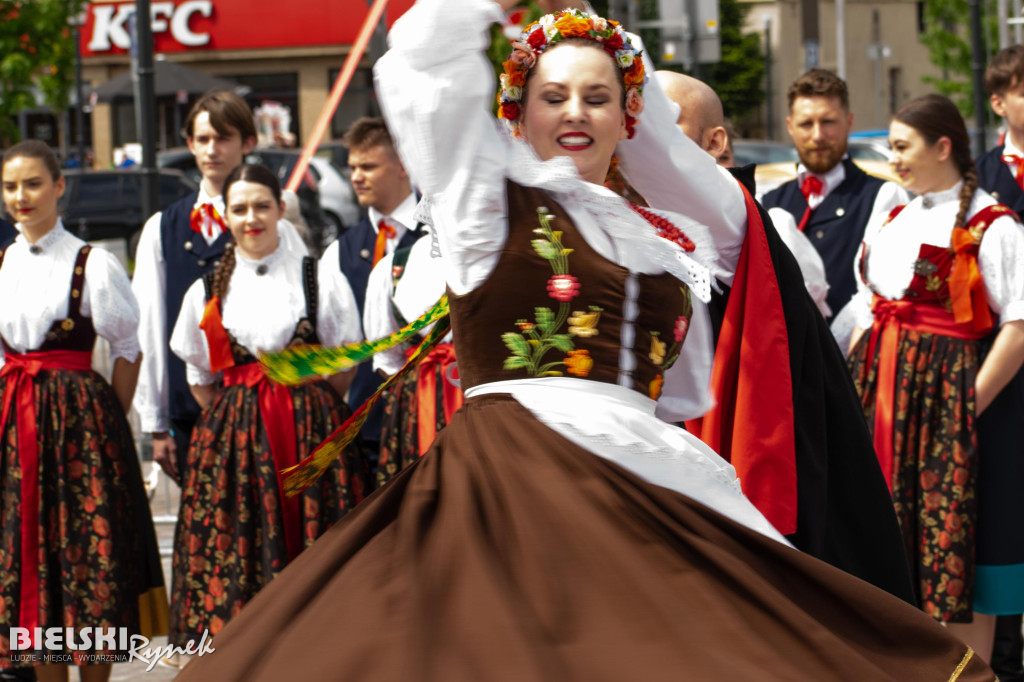 Barwny i rozśpiewany korowód na ulicach miasta