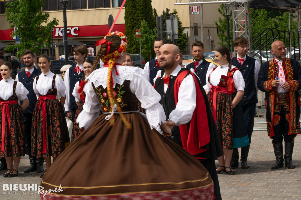 Barwny i rozśpiewany korowód na ulicach miasta
