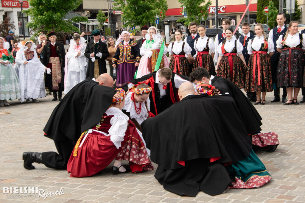Barwny i rozśpiewany korowód na ulicach miasta