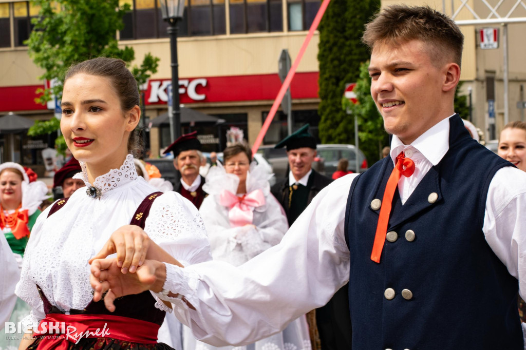Barwny i rozśpiewany korowód na ulicach miasta