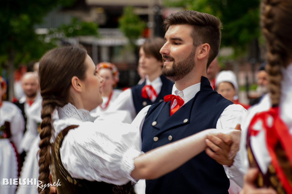 Barwny i rozśpiewany korowód na ulicach miasta