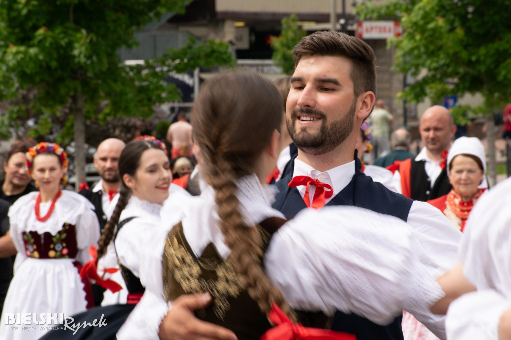 Barwny i rozśpiewany korowód na ulicach miasta