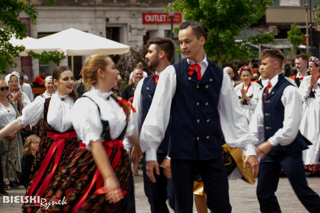 Barwny i rozśpiewany korowód na ulicach miasta
