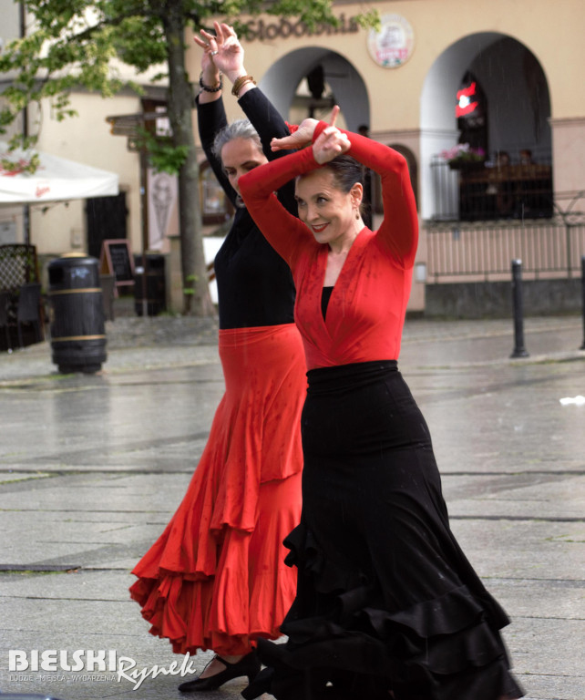Flashmob Flamneco w strugach deszczu
