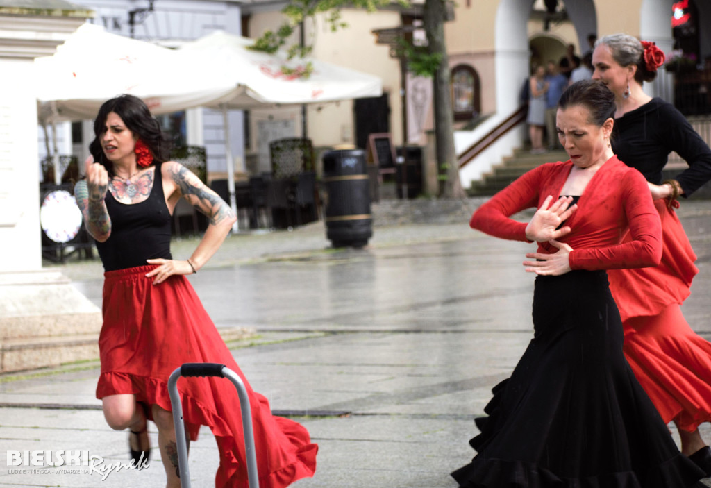 Flashmob Flamneco w strugach deszczu