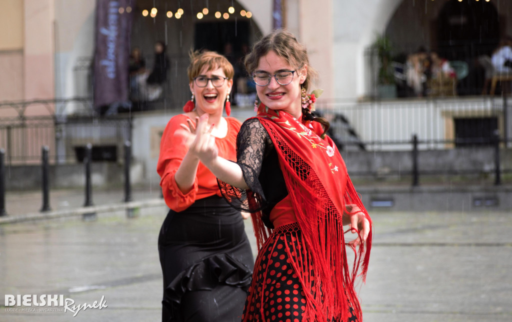 Flashmob Flamneco w strugach deszczu