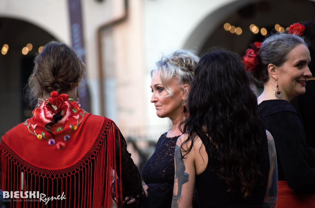 Flashmob Flamneco w strugach deszczu