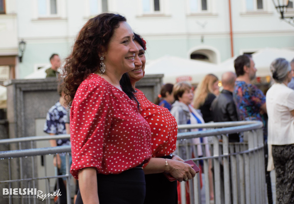 Flashmob Flamneco w strugach deszczu