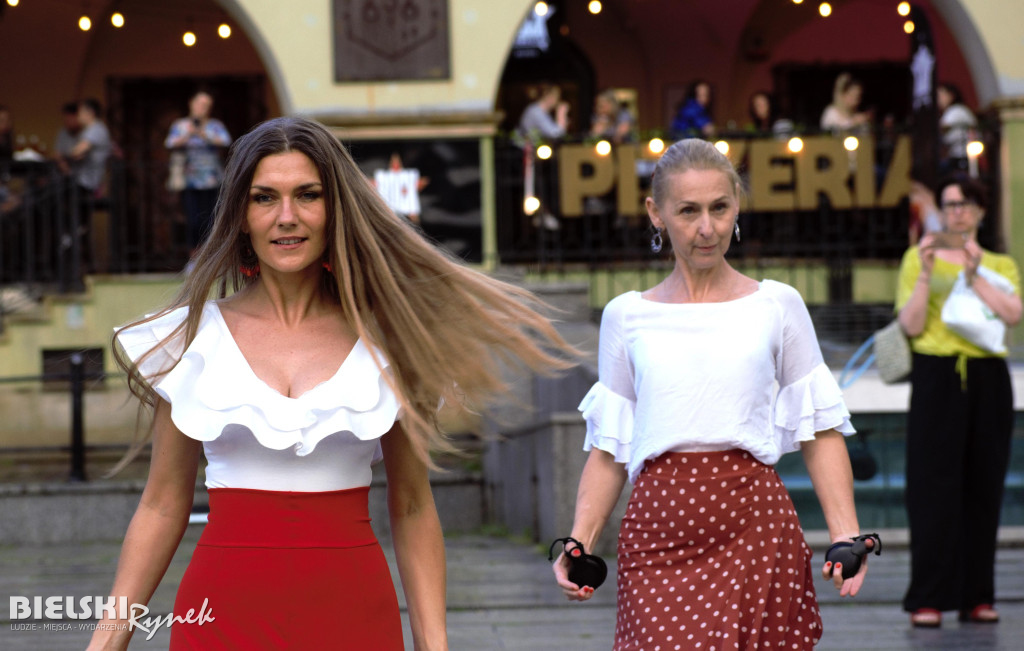 Flashmob Flamneco w strugach deszczu