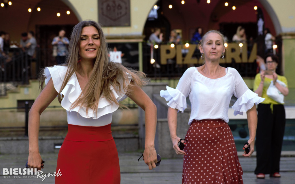 Flashmob Flamneco w strugach deszczu