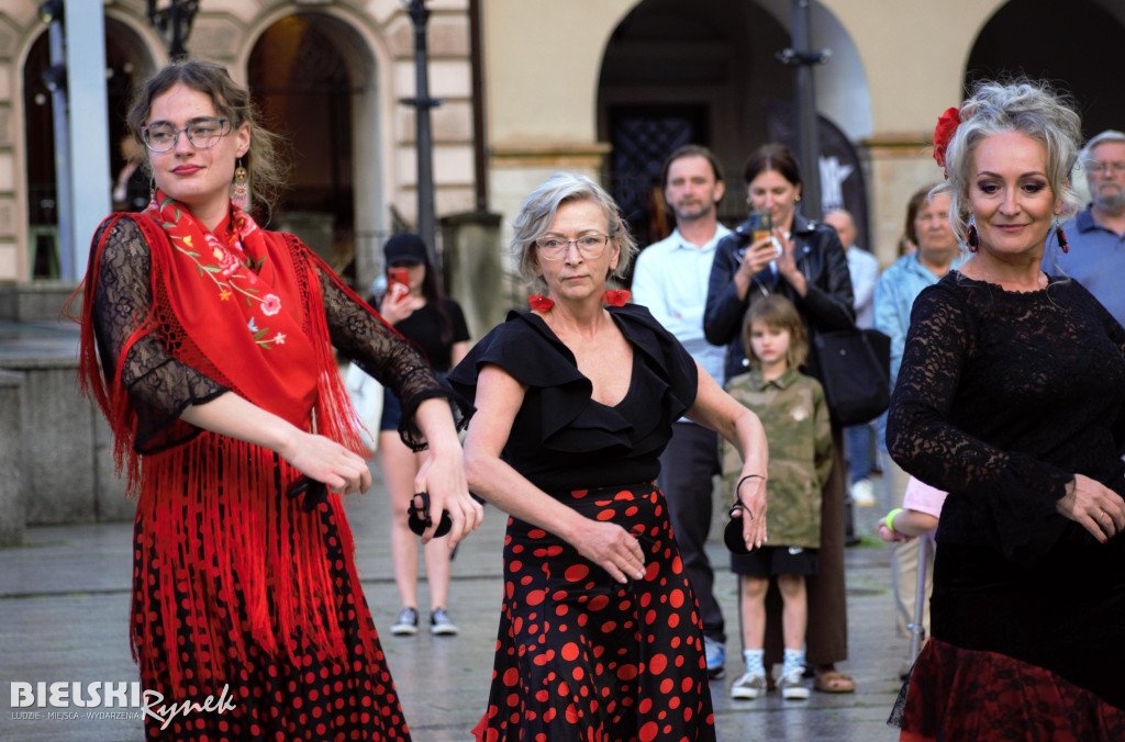 Flashmob Flamneco w strugach deszczu