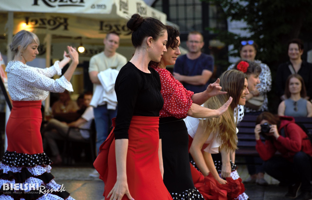Flashmob Flamneco w strugach deszczu