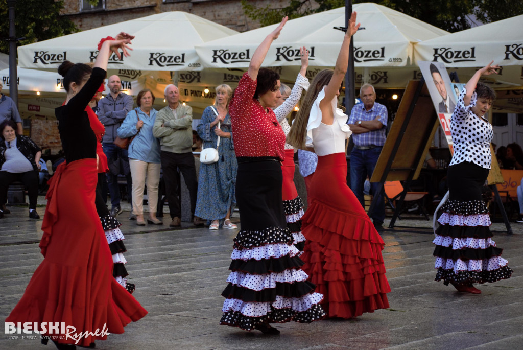 Flashmob Flamneco w strugach deszczu