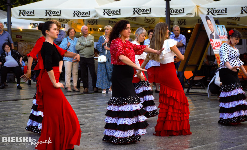 Flashmob Flamneco w strugach deszczu