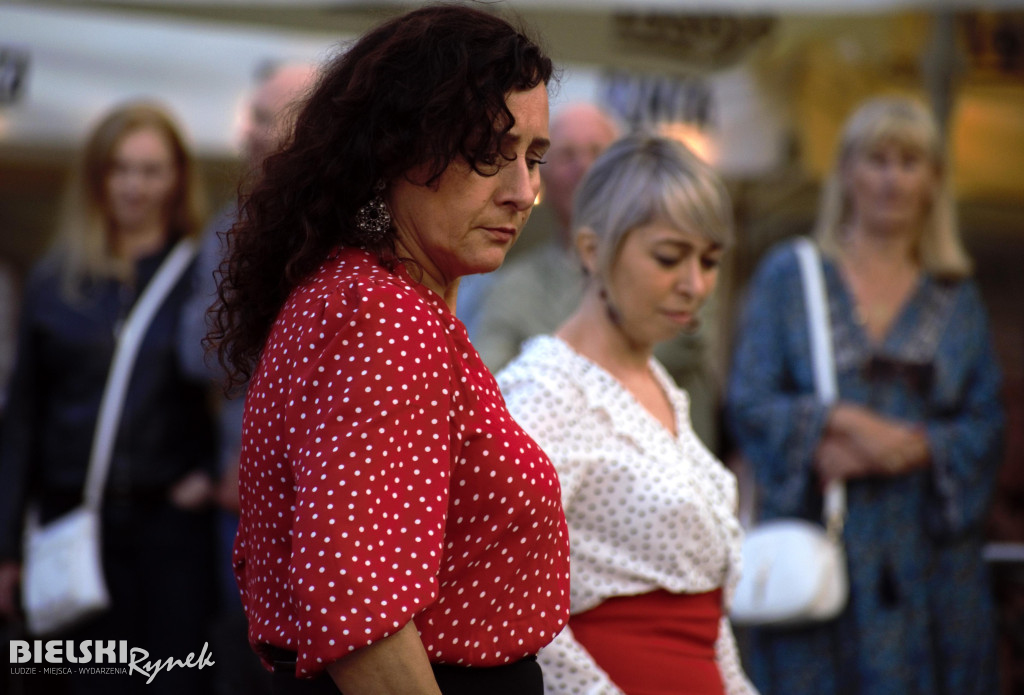 Flashmob Flamneco w strugach deszczu
