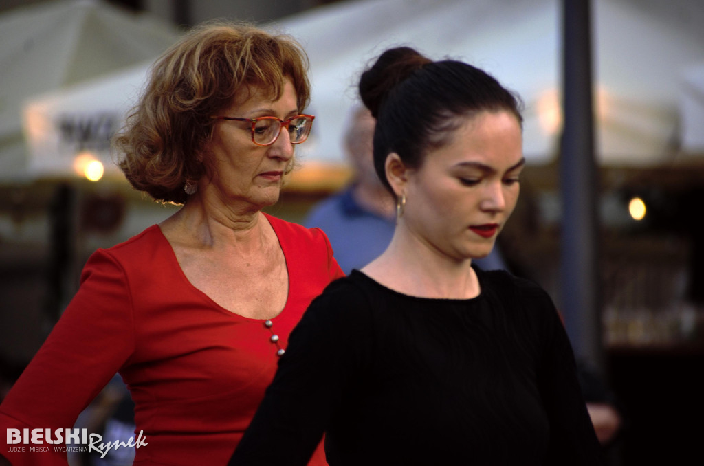 Flashmob Flamneco w strugach deszczu
