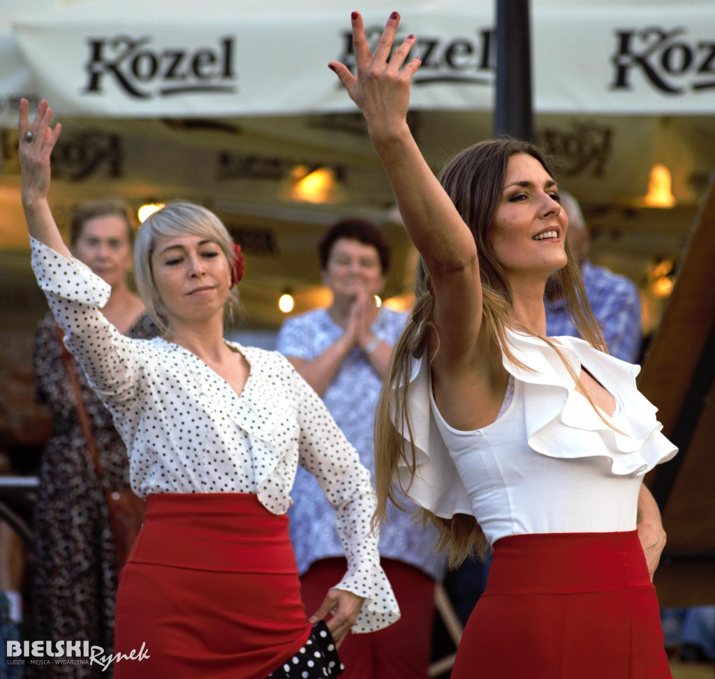 Flashmob Flamneco w strugach deszczu