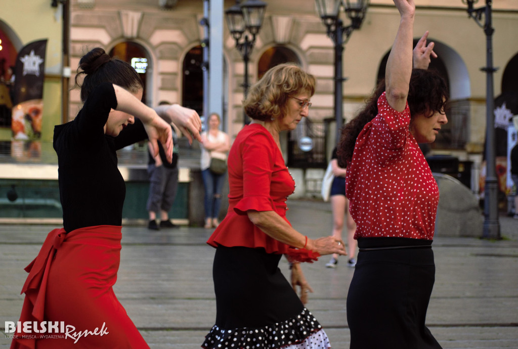 Flashmob Flamneco w strugach deszczu