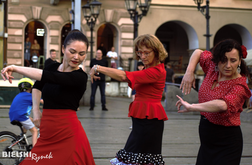 Flashmob Flamneco w strugach deszczu