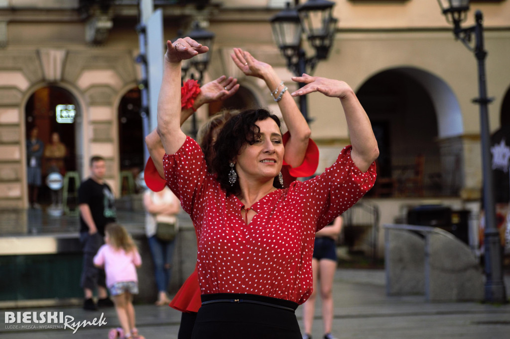 Flashmob Flamneco w strugach deszczu