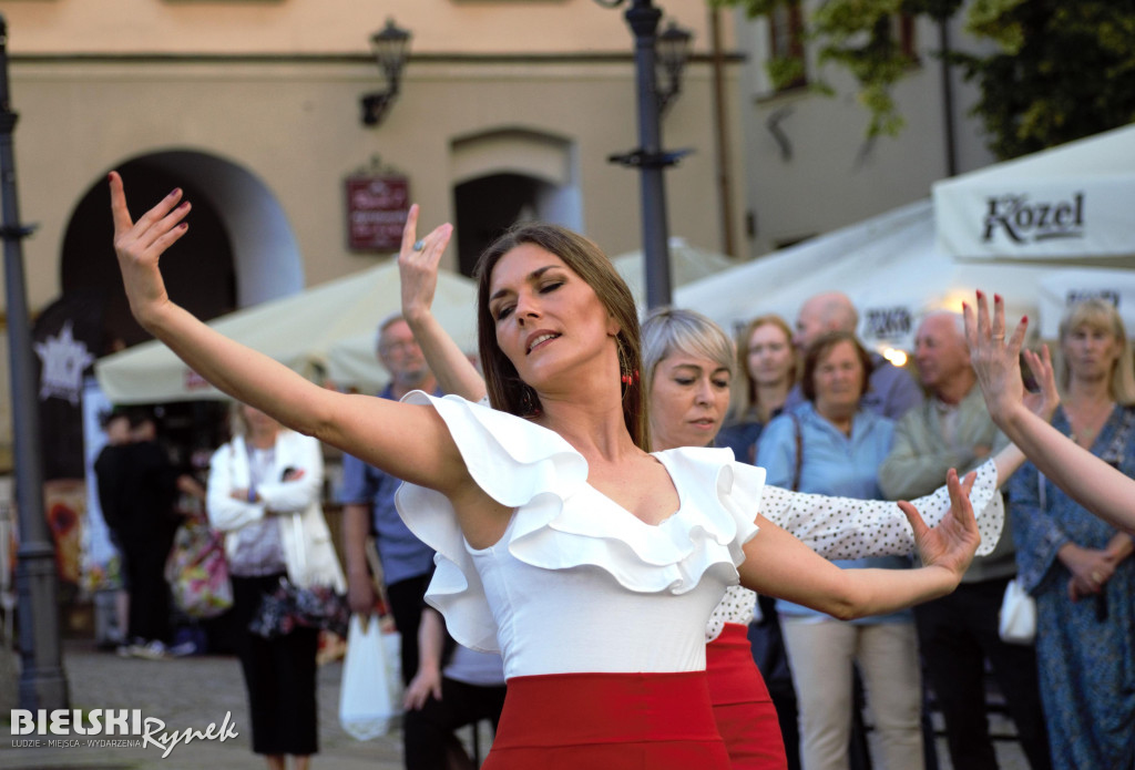 Flashmob Flamneco w strugach deszczu