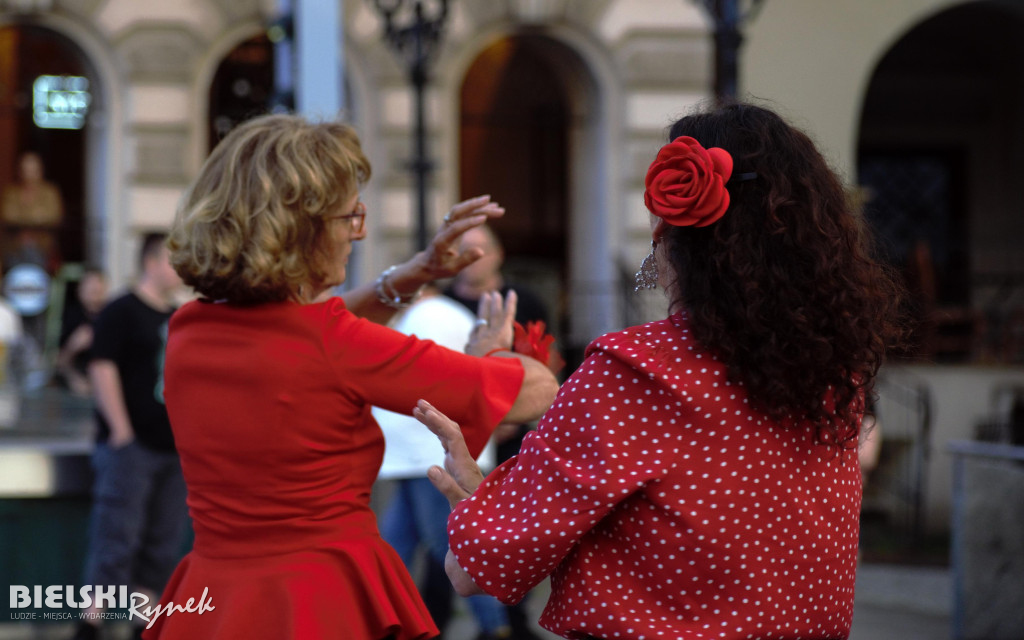 Flashmob Flamneco w strugach deszczu